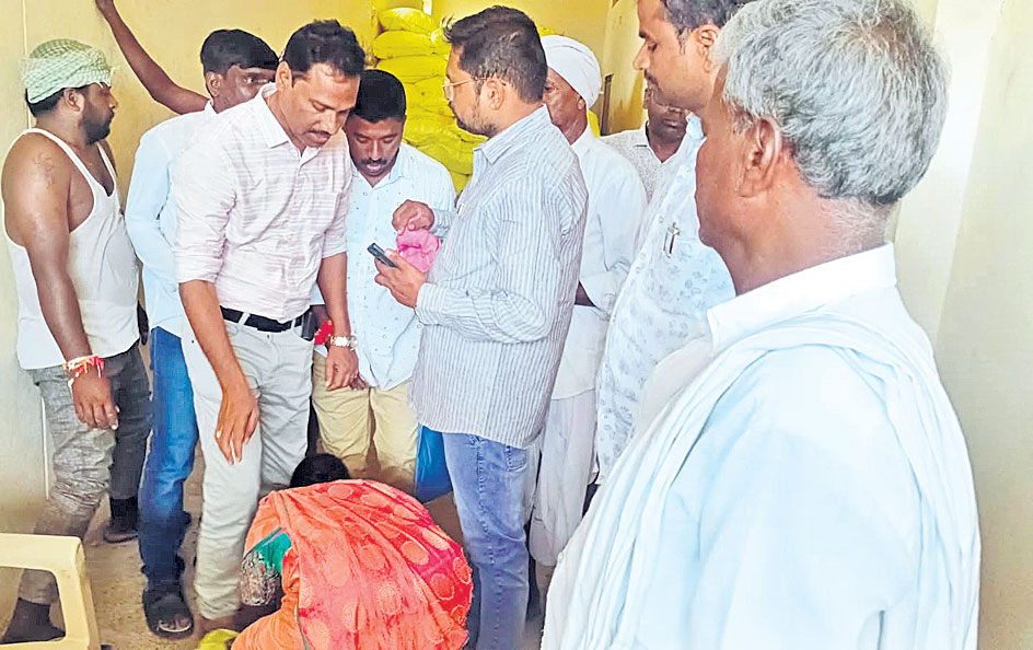 యూరియా కోసం మహిళా రైతు కంటతడి