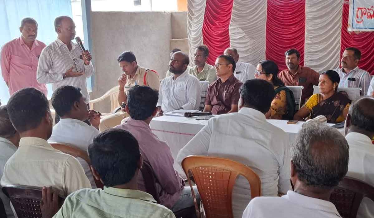 Chigurumamidi | న్యాయం చేస్తేనే ఇళ్ల కూల్చివేతకు అనుమతిస్తాం.. చిగురుమామిడిలో బాధితుల ఆందోళన