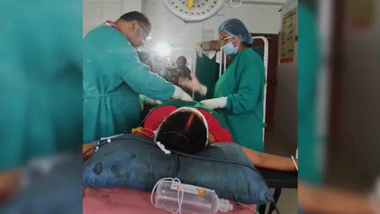 Doctors Use Torches To Operate | విద్యుత్‌ సరఫరాకు అంతరాయం..   మొబైల్‌ టార్చ్‌ వెలుగులో గర్భిణీలకు ఆపరేషన్‌