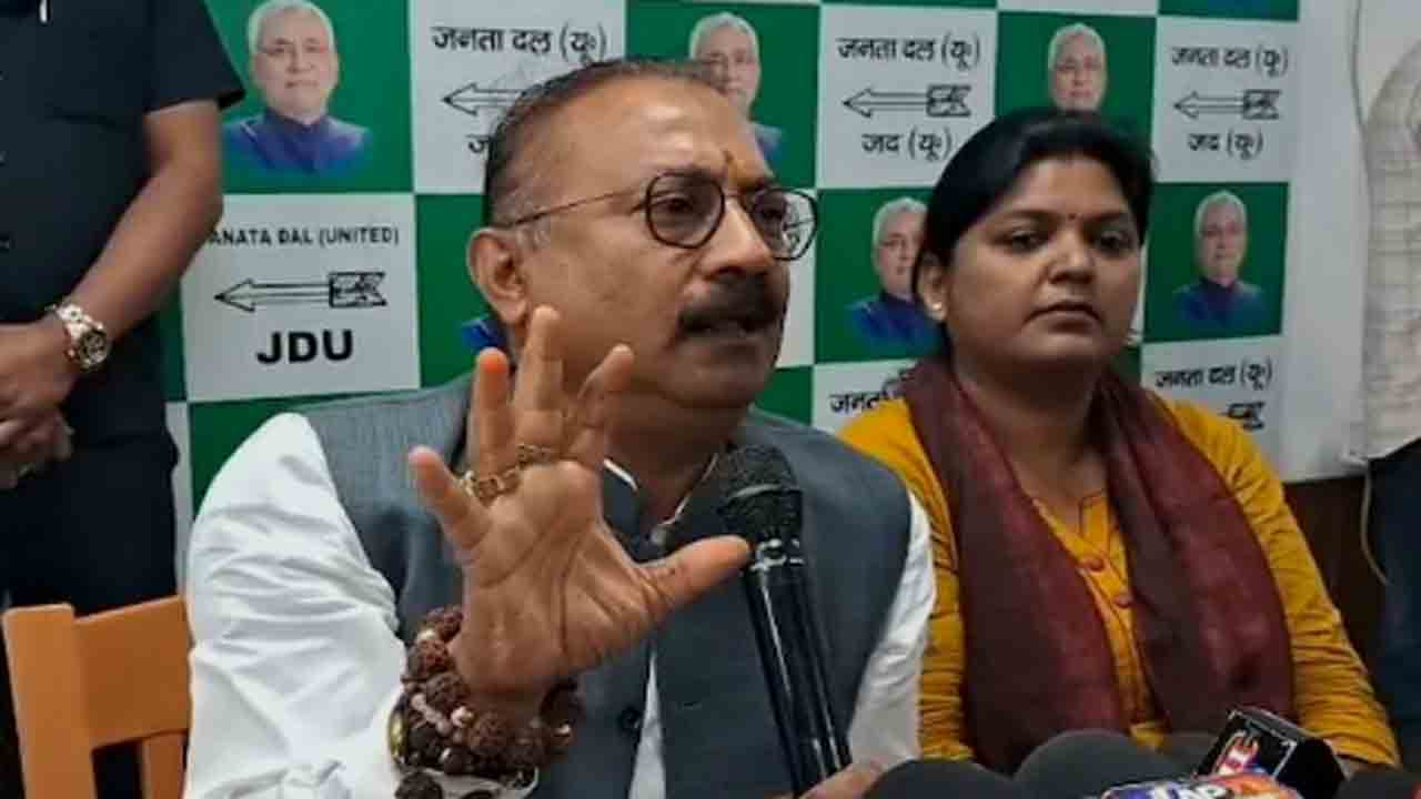 Bihar Minister | ‘అమెరికా, జపాన్లోనూ ఇలాంటివి జరుగుతాయి’.. లైంగిక వేధింపులపై బీహార్ మంత్రి వివాదస్పద వ్యాఖ్యలు Bihar Minister | ‘అమెరికా, జపాన్లోనూ ఇలాంటివి జరుగుతాయి’.. లైంగిక వేధింపులపై బీహార్ మంత్రి వివాదస్పద వ్యాఖ్యలు