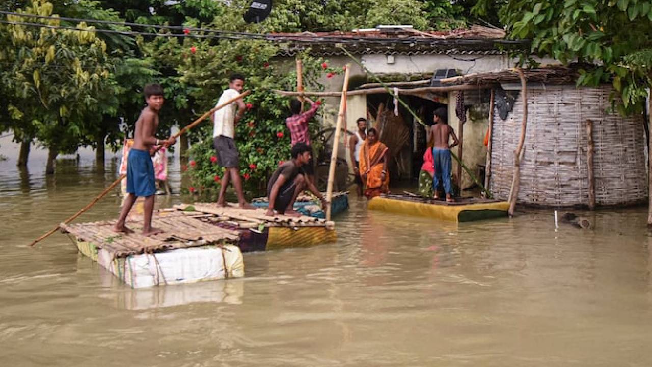 Bihar floods | బిహార్‌లో 11 జిల్లాలను ముంచెత్తిన వరదలు.. 10 లక్షల మందిపై ప్రభావం