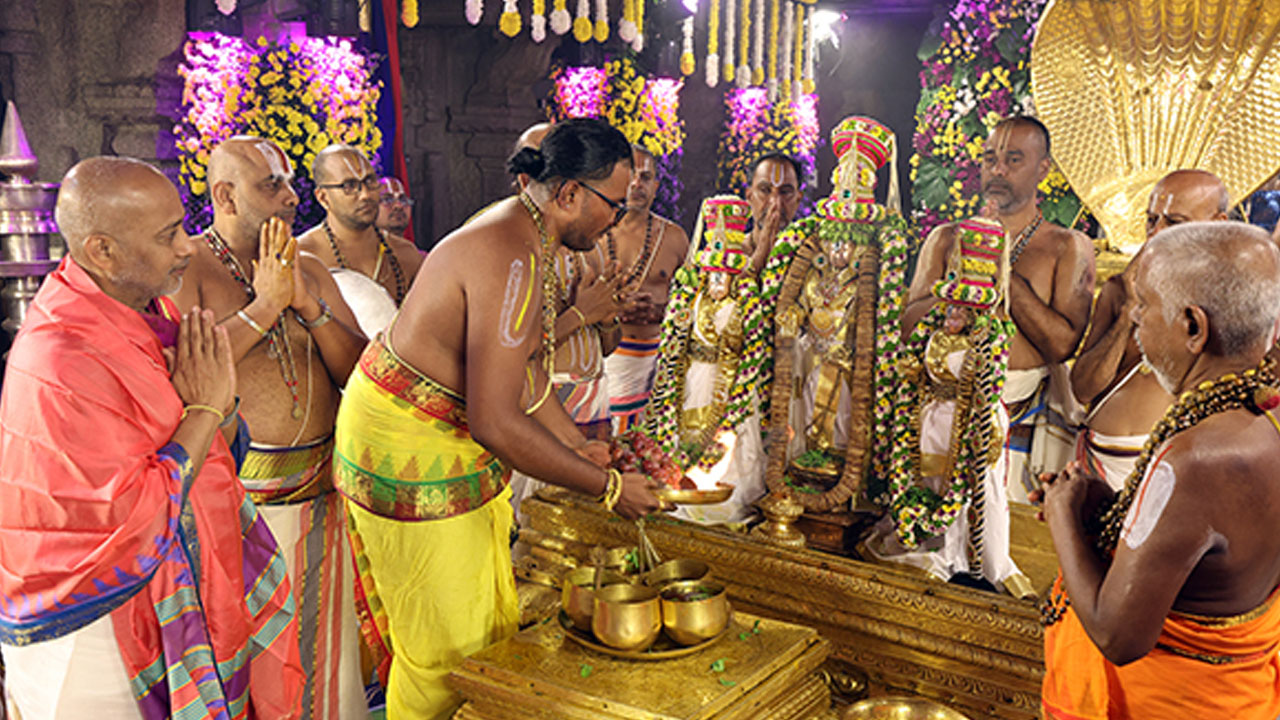 Brahmotsavams | బ్రహ్మోత్సవాల్లో తెల్ల ముత్యాలు, వట్టివేరు, కురువేరుతో వైభవంగా స్నపన తిరుమంజనం