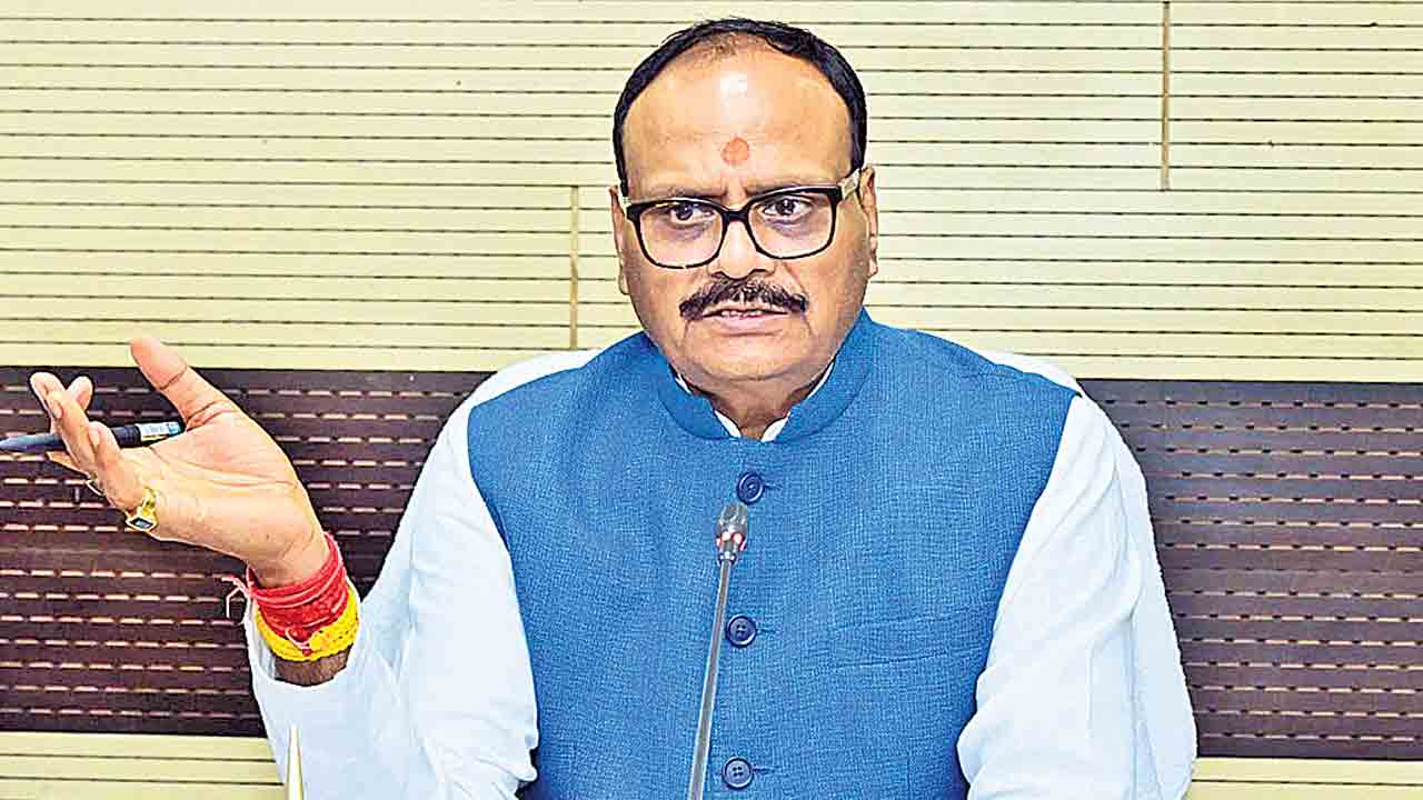 ఉద్యోగాలెందుకు..? రిక్షాలు నడుపుకోండి!