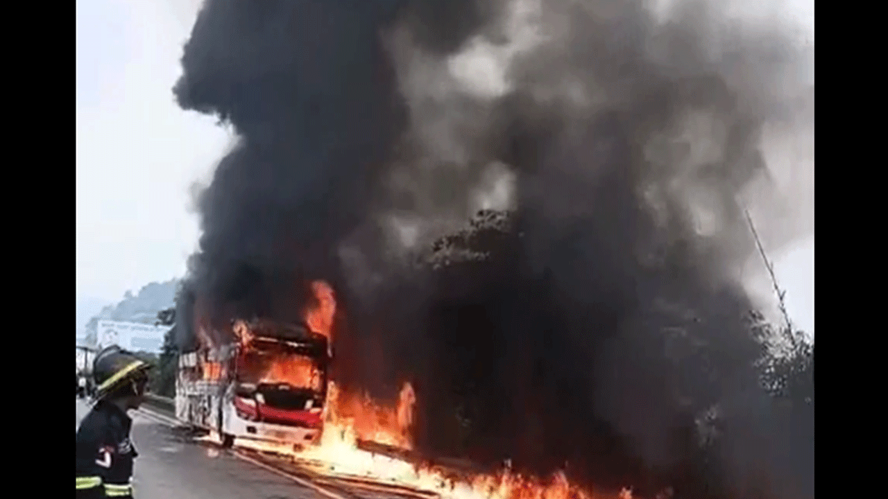 Fire Accident | ర‌న్నింగ్ బ‌స్సులో ఒక్క‌సారిగా చెల‌రేగిన మంట‌లు.. క్ష‌ణాల్లో ద‌గ్ధం.. Video