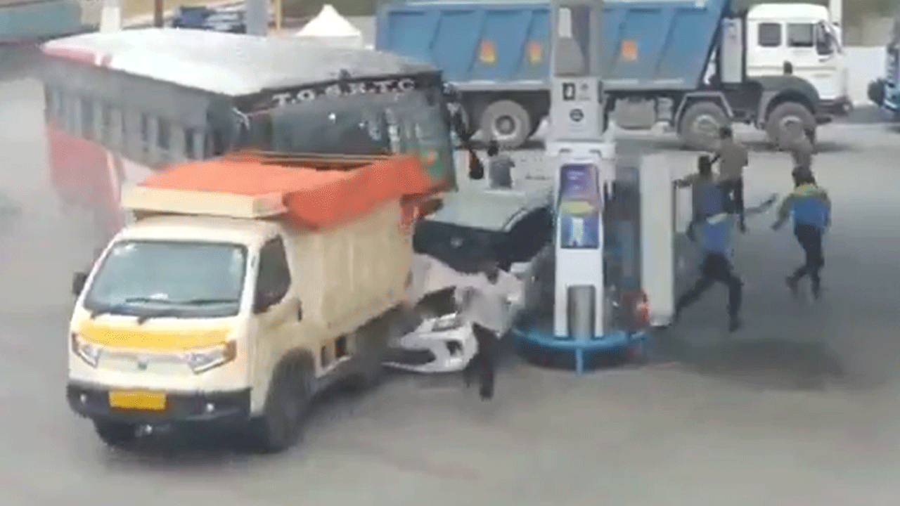 RTC bus | అదుపుత‌ప్పి పెట్రోల్ బంకులోకి దూసుకెళ్లిన ఆర్టీసీ బ‌స్సు.. Video