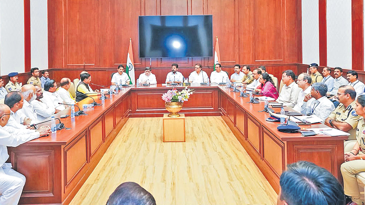 సీఎం సమక్షంలో దళిత ఐపీఎస్‌కు అవమానం!