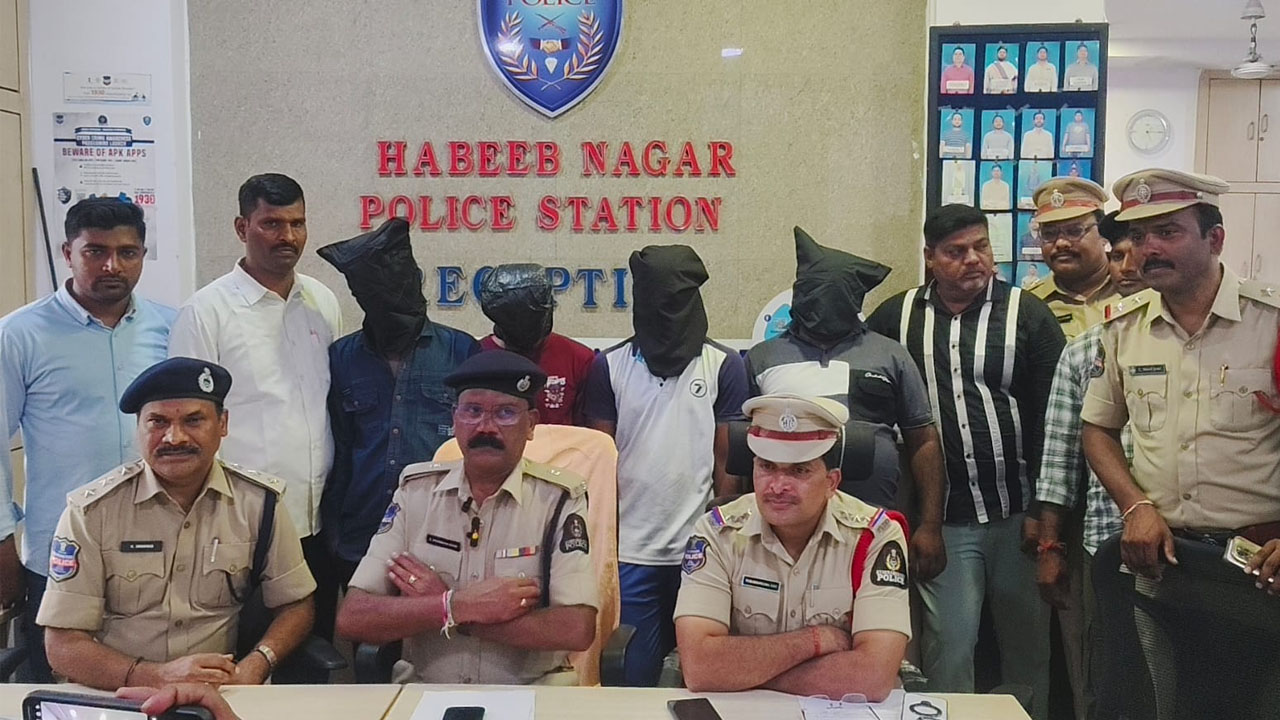 Cannabis Seized | నగరంలో 21 కిలోల ఎండు గంజాయి స్వాధీనం.. నలుగురు అరెస్ట్ Cannabis Seized | నగరంలో 21 కిలోల ఎండు గంజాయి స్వాధీనం.. నలుగురు అరెస్ట్