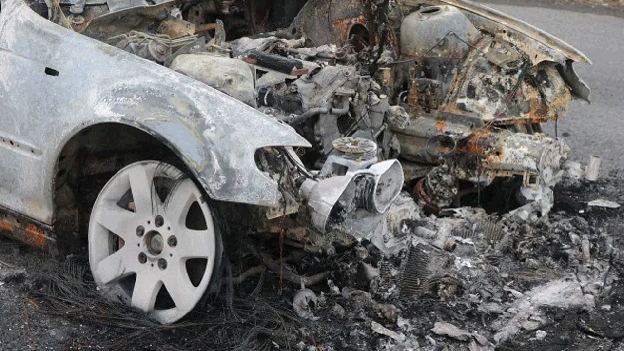Fire accident | హైవేపై కాలి బూడిదైన కారు.. సేఫ్‌గా బయటపడ్డ డ్రైవర్..!