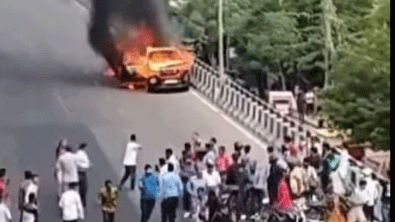 Car Catches Fire | బెంజ్ స‌ర్కిల్ ఫ్లైవోవ‌ర్‌పై కారు ద‌గ్ధం.. చెల‌రేగిన మంట‌లు.. Video