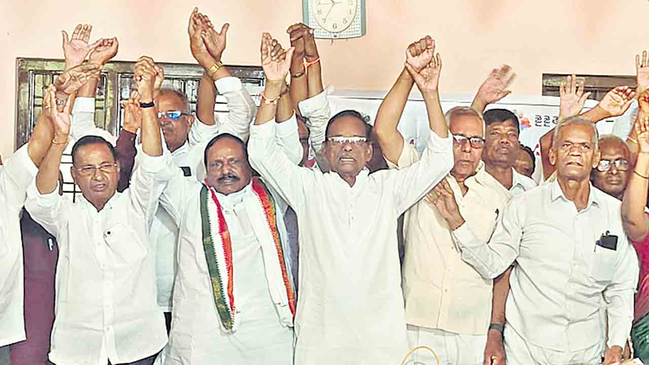 డిమాండ్లు పరిష్కరించకుంటే సీఎం ఇల్లు ముట్టడి
