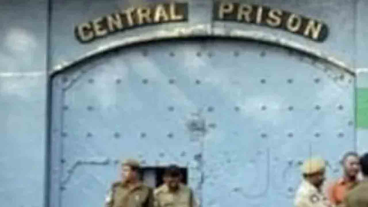 చంచల్‌గూడ జైలులో ఖైదీ ఆత్మహత్య