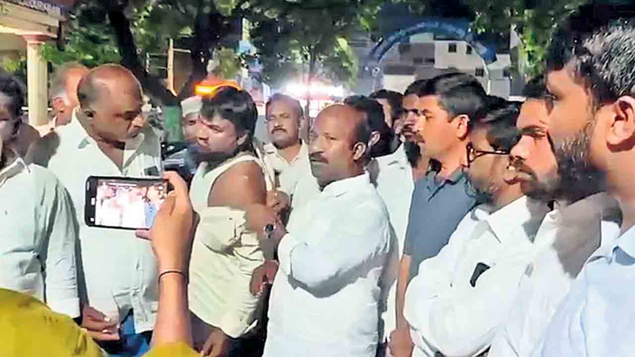 బాధితుడినే ఠాణాలో నిర్బంధిస్తరా?