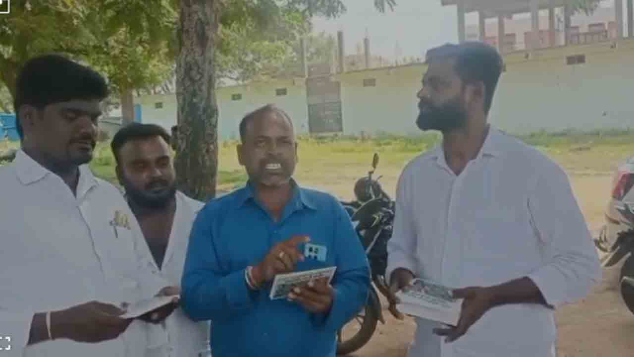Congress Party | ఓరి రేవంత్‌ అంటూ బాకీ కార్డులు చదివిన వ్యక్తి.. వీడియో