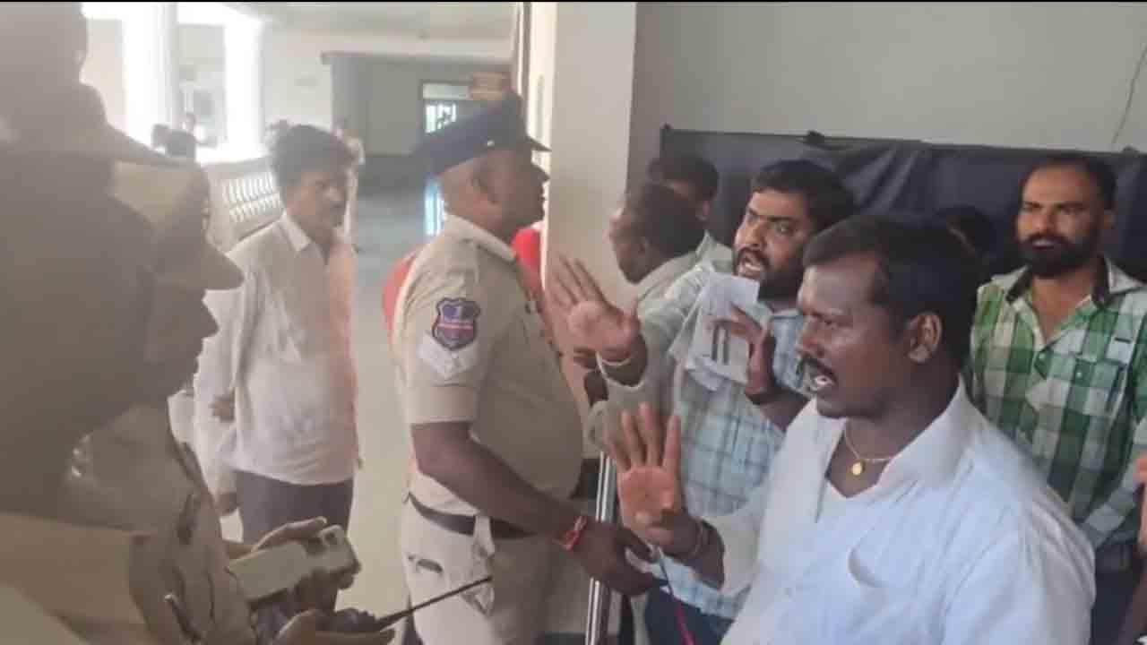 Contractors | బిల్లులు ఇస్తారా ఇవ్వరా.. డిప్యూటీ సీఎం భట్టి ఛాంబర్ ముందు కాంట్రాక్టర్ల ఆందోళన.. వీడియో
