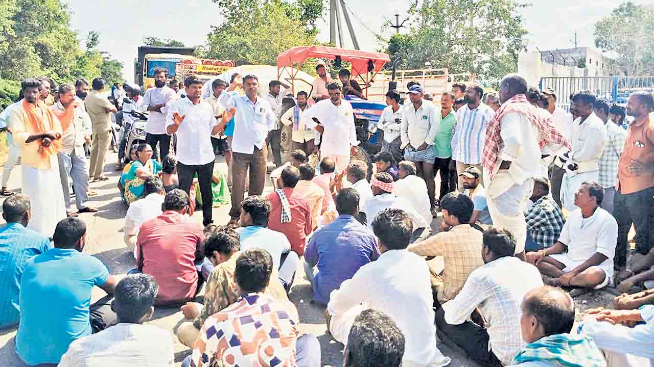 పత్తి ధర కోసం రోడ్డెక్కిన రైతులు