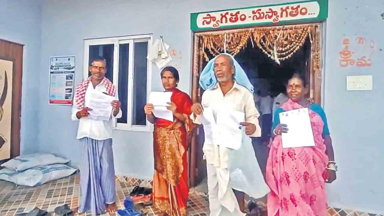 దళితులపై సర్కార్‌ దండయాత్ర!.. కేసీఆర్‌కు మద్దతుగా ఎర్రవల్లి దళిత రైతులు