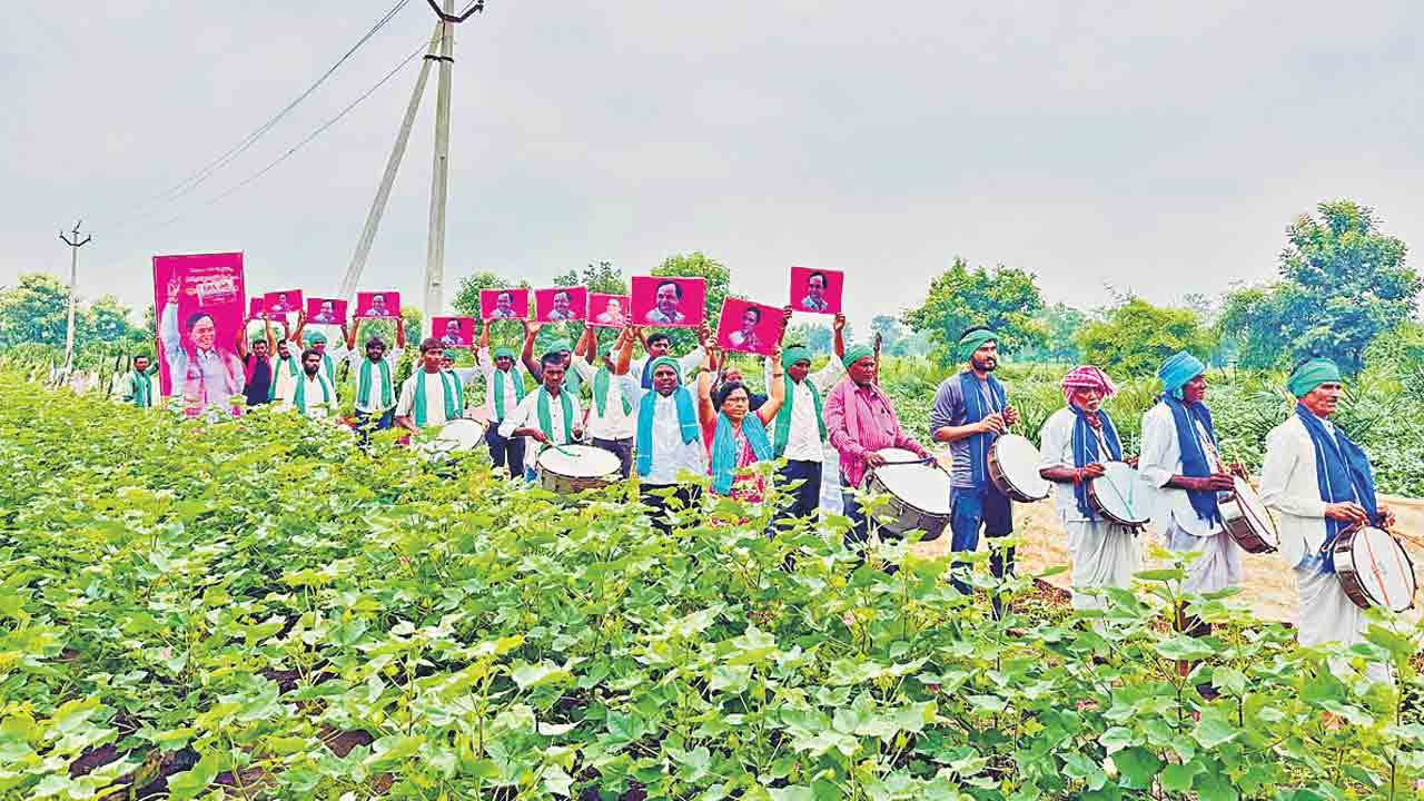 కేసీఆర్‌కే దళితుల మద్దతు.. ఆదిలాబాద్‌ జిల్లా ముక్రా(కే)లో డప్పులతో ర్యాలీ
