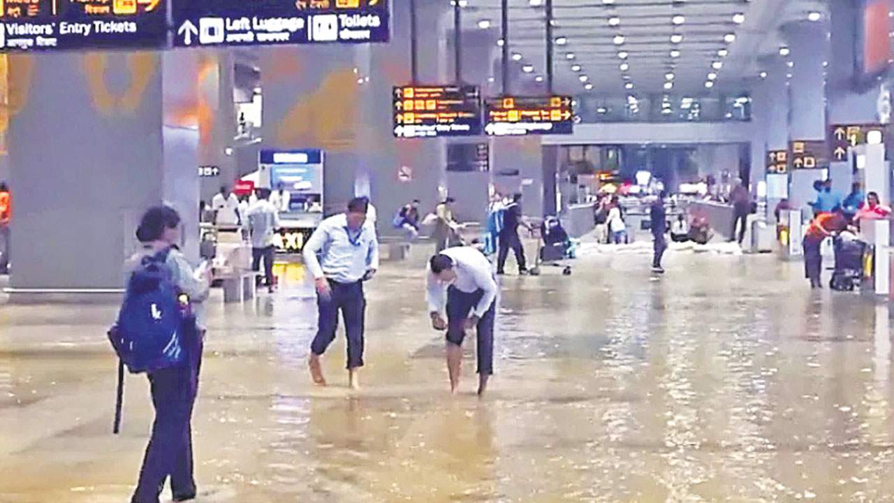గంట వర్షానికే ఢిల్లీ అతలాకుతలం