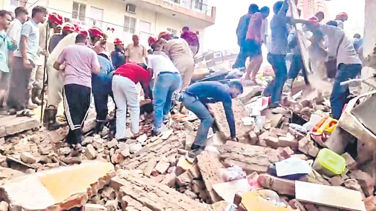 ఢిల్లీలో కుప్పకూలిన పీజీ హాస్టల్‌ భవనం