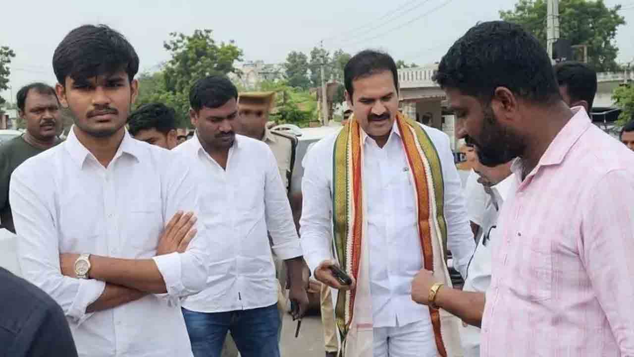 డోర్నకల్‌ ఎమ్మెల్యేకు త్రుటిలో తప్పిన ప్రమాదం