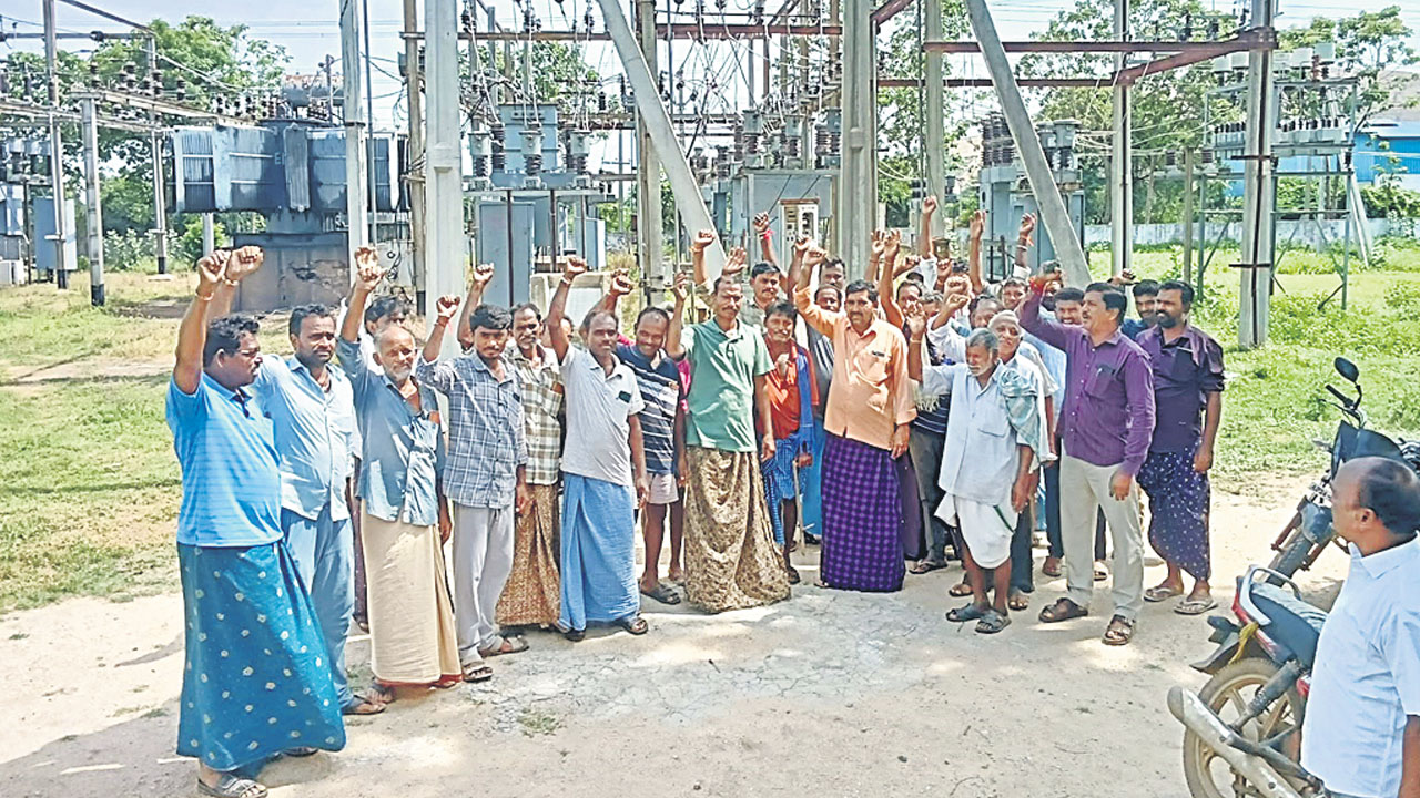 కరెంట్‌ కోతలపై రైతుల ఆందోళన
