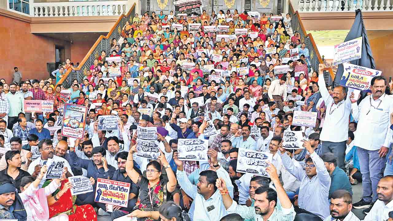 ఉద్యోగుల ఉద్యమ బాట