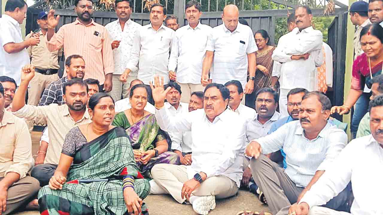 ఎలుకలు కొరికితే మీరేం చేస్తున్నరు?.. గురుకులాల్లో ఇంత అధ్వానమా?.. ఎర్రబెల్లి ఆగ్రహం