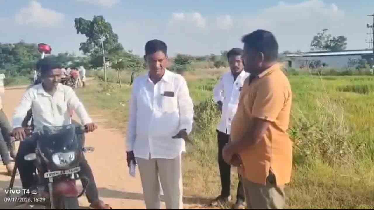 Erravelli Survey | ఎర్రవెల్లి ఎట్లుండే తెల్వదా సార్.. సర్వేకు వచ్చిన రెవెన్యూ అధికారితో రైతు వాగ్వాదం.. వీడియో
