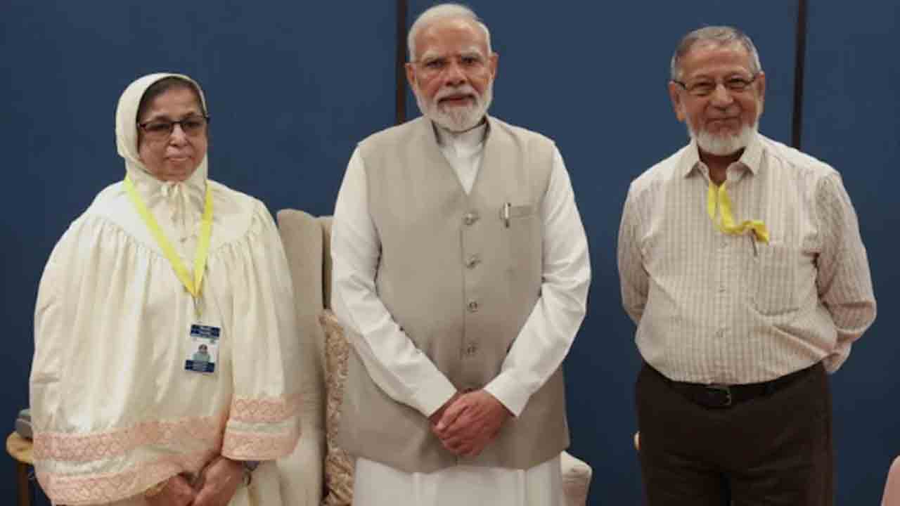 Ex-Schoolmate Meets PM | ప్రధాని మోదీని కలిసిన మాజీ క్లాస్‌మేట్‌.. తన భూమి ఆక్రమణపై   సీబీఐ విచారణ జరిపించాలని విన్నపం