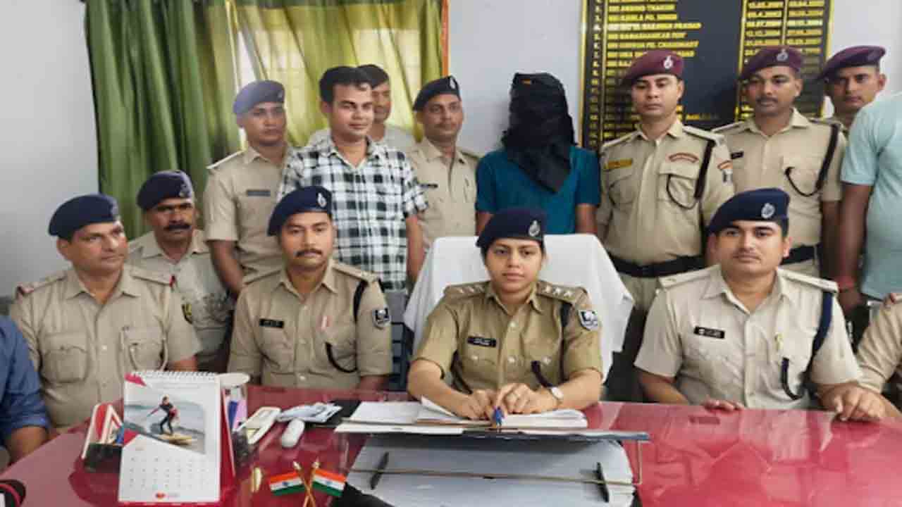 Fake Police Arrest | స్మోక్‌ చేసిన వ్యక్తికి జరిమానా విధించి.. రైలు నుంచి తోసేసిన నకిలీ పోలీస్