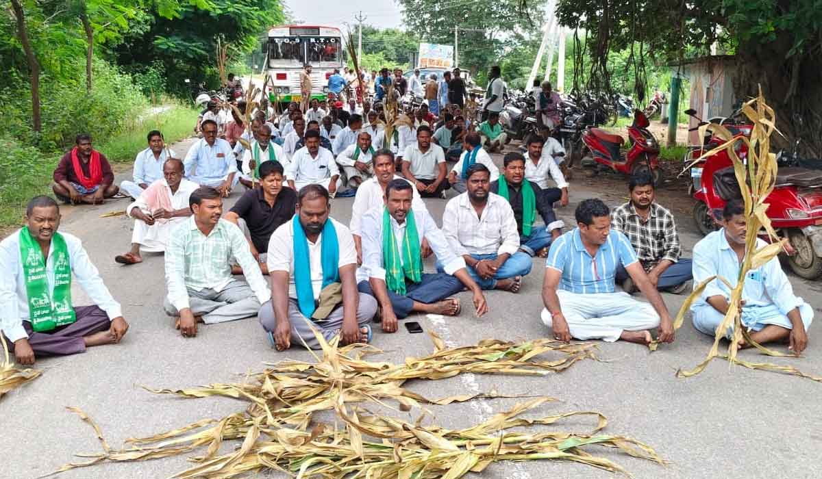 Mallapur | అప్రకటిత విద్యుత్ కోతలపై అన్నదాతల అగ్రహం.. మల్లాపూర్ విద్యుత్ సబ్ స్టేషన్ ఎదుట ధర్నా