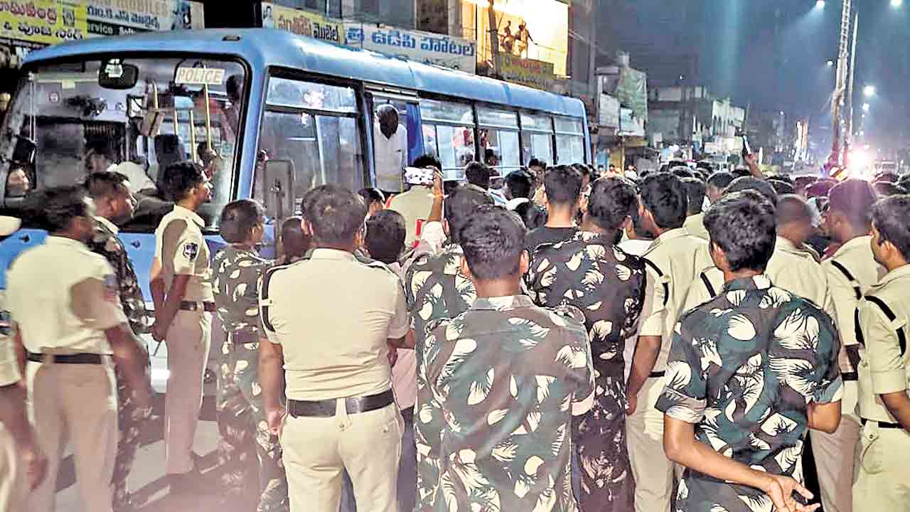 అర్ధరాత్రి అన్నదాతల అరెస్ట్‌