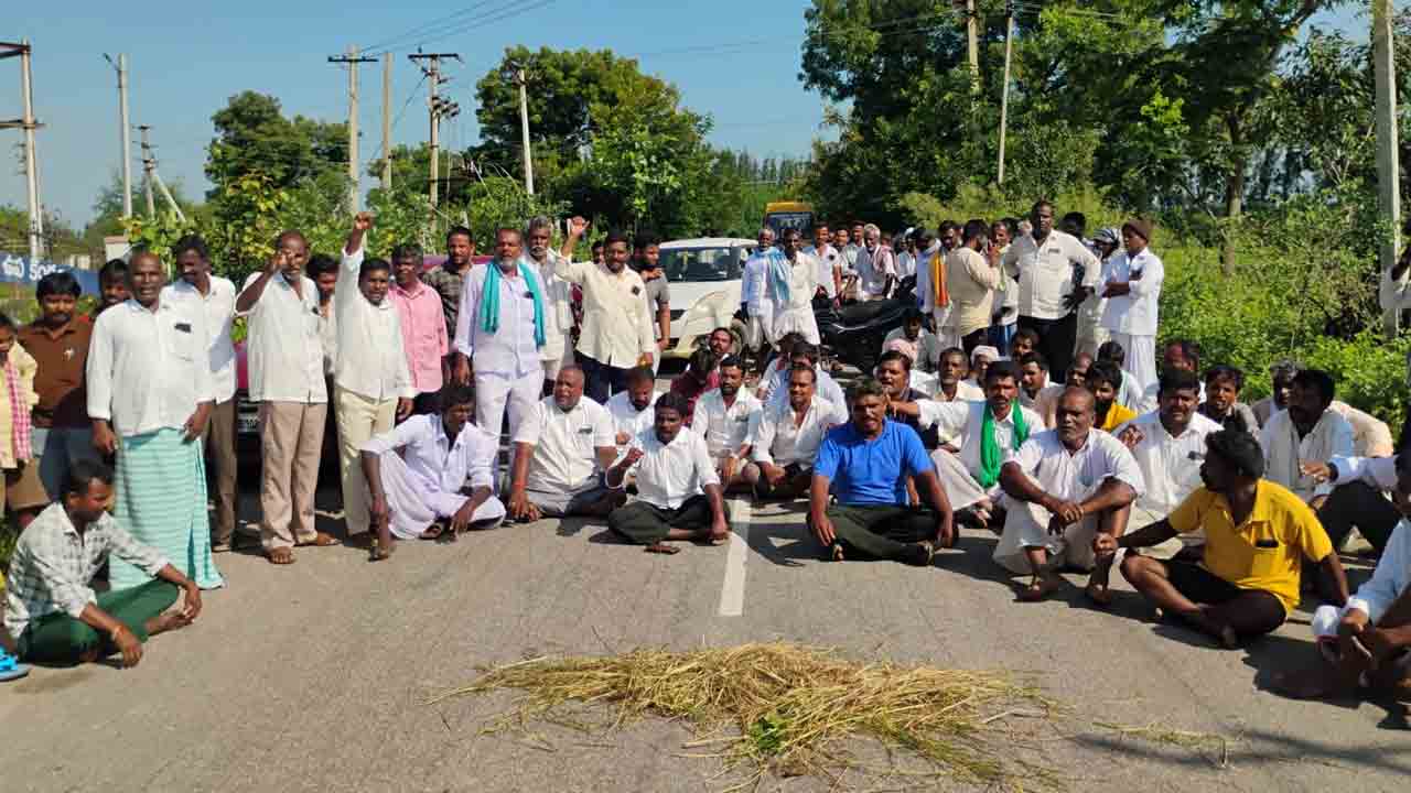 Farmers Protest | కరెంట్ సరఫరాపై రైతన్నల ఆగ్రహం.. రోడ్డెక్కి ఆందోళన.. వీడియో