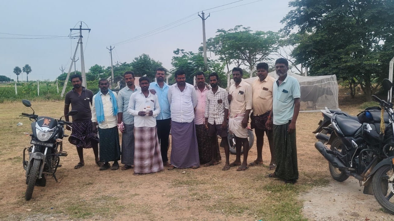 Farmers protest | విద్యుత్‌ కోతలకు నిరసనగా సబ్‌స్టేషన్ ఎదుట రైతుల ఆందోళన