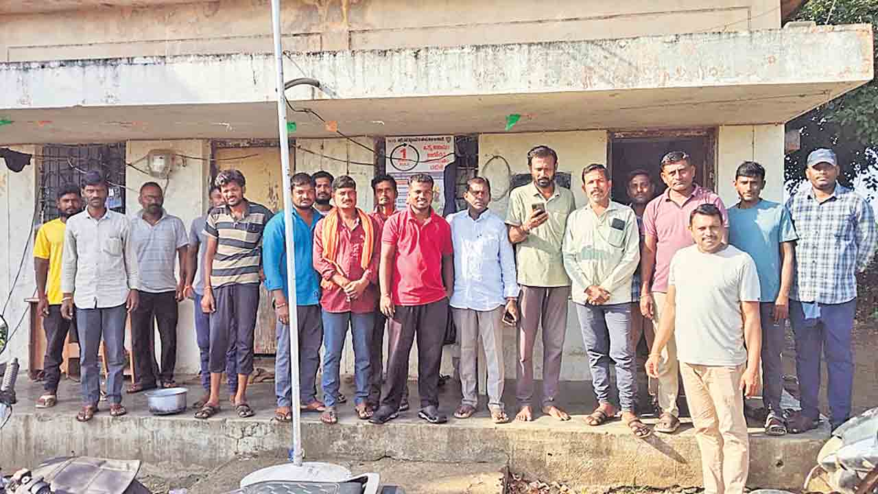 పంటలు ఎండుతున్నయ్‌.. కరెంట్‌ ఇవ్వండి