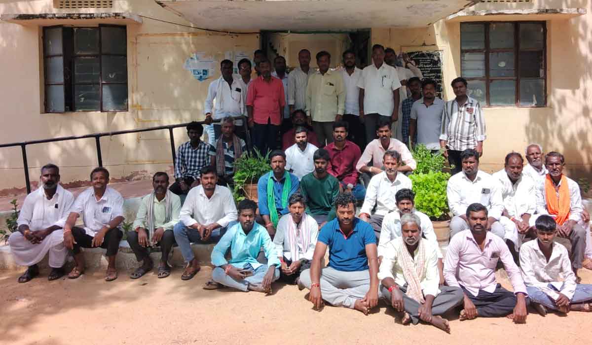 Nijamsagar | ధాన్యం కల్లం ఏర్పాటు చేయాలని తహసీల్దార్‌ కార్యాలయ మట్టడి