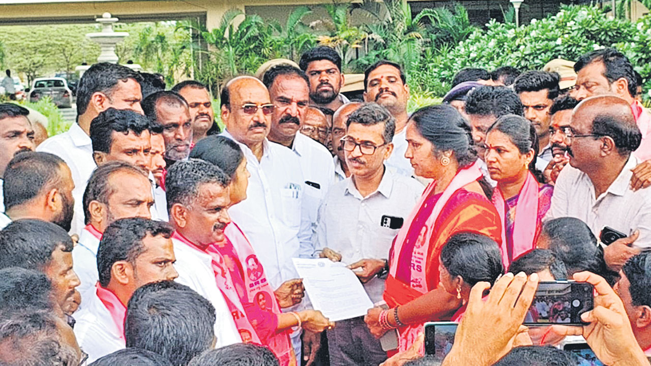 రోడ్ల మరమ్మతులో సీఎం నిర్లక్ష్యం!