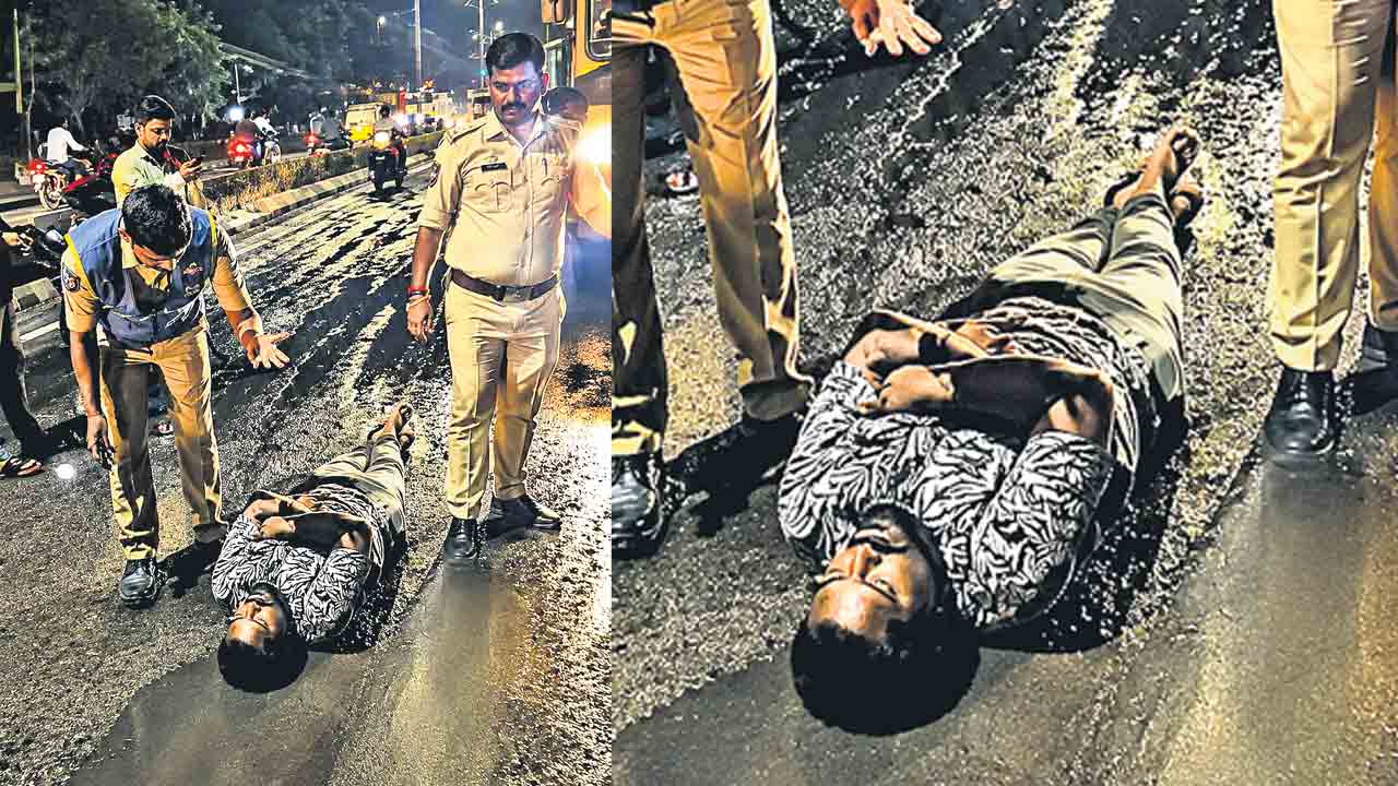 ఇది ప్రజల ఫ్రస్ట్రేషన్‌ .. గుంతల రోడ్డుపై పడుకొని..