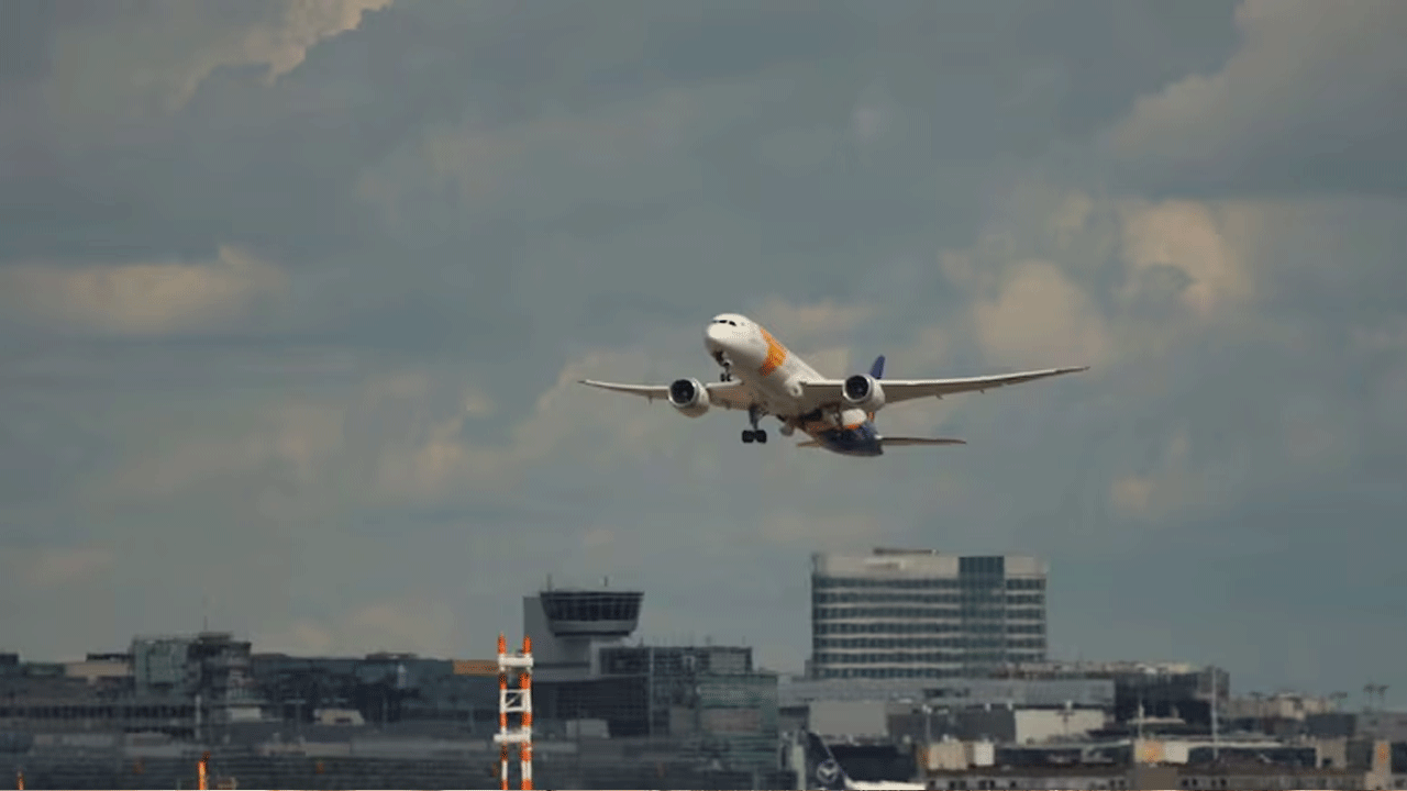 Flight charges | దీపావ‌ళి పండుగకు విమాన ప్ర‌యాణికుల‌కు షాక్‌.. ఛార్జీల‌ను భారీగా పెంచిన విమాన‌యాన సంస్థ‌లు..!