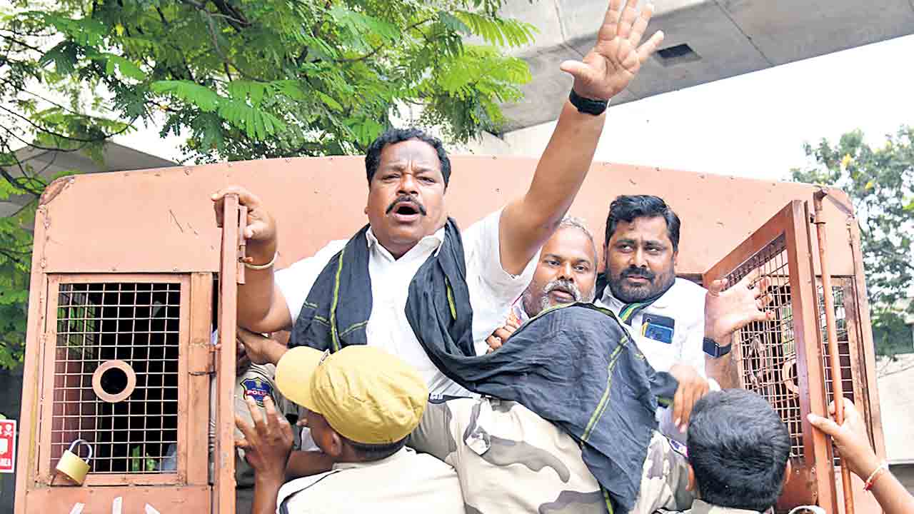 పోలీసు బలగాలతో ఉద్యమాన్ని ఆపలేరు