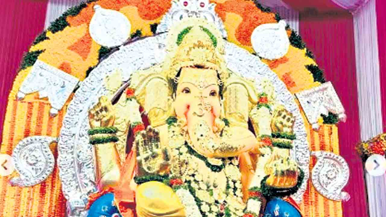 ముంబై గణేశుడికి 703 కోట్ల బీమా