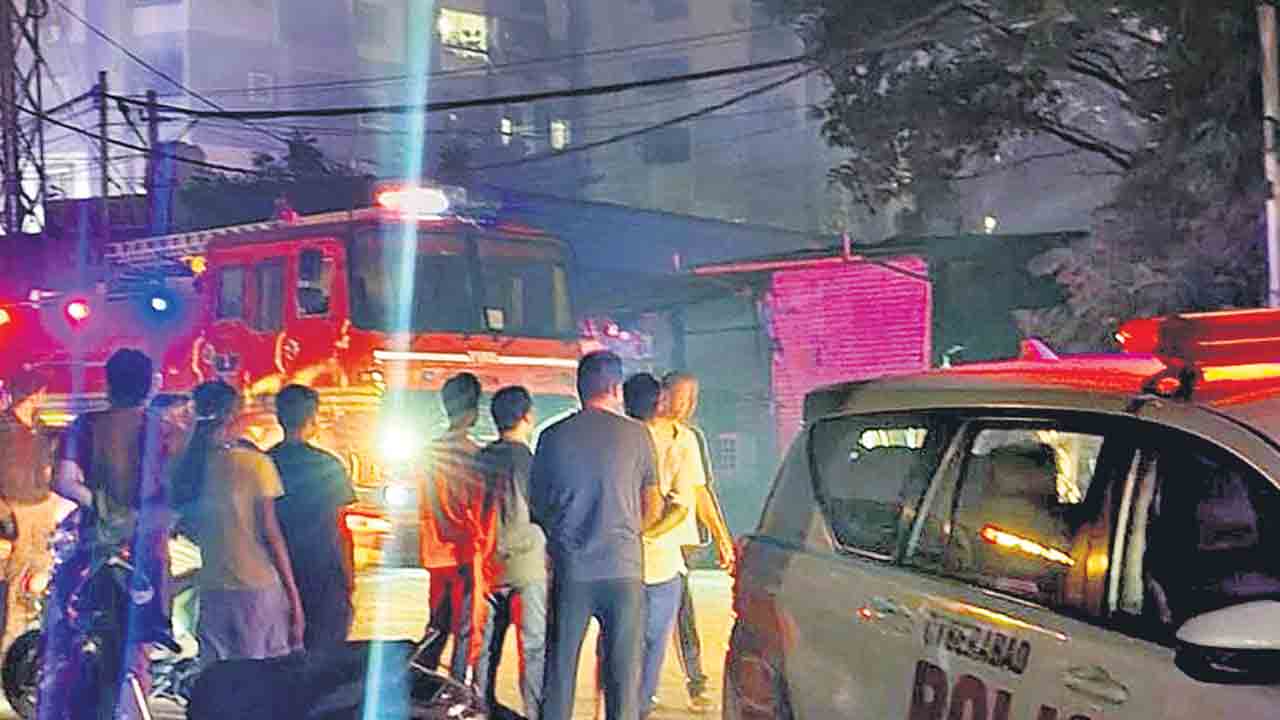 మణికొండలో  పేలిన గ్యాస్‌ సిలిండర్‌