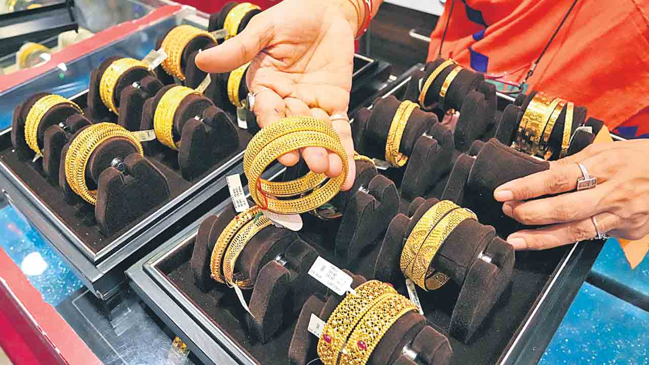 బంగారం పరుగో.. పరుగు