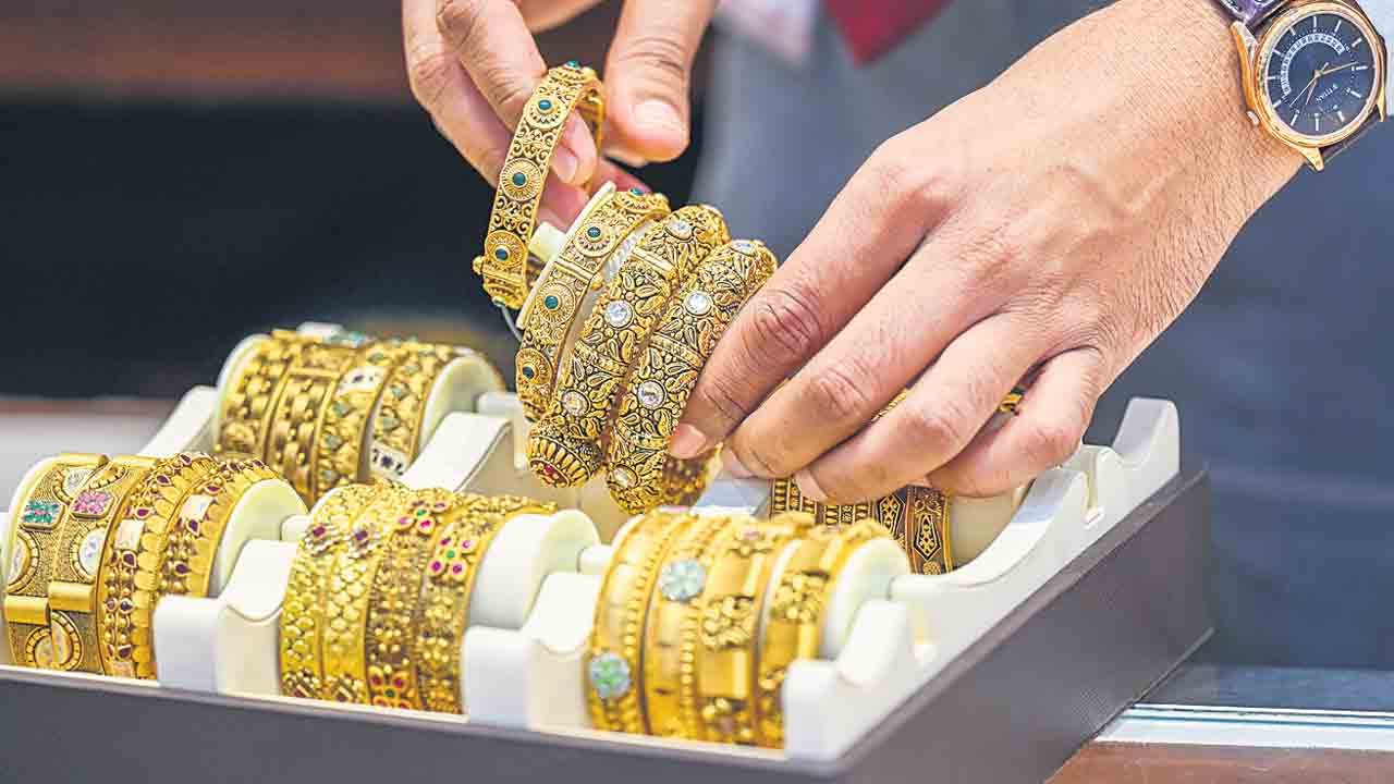 ఐదు వారాల కనిష్ఠానికి పుత్తడి