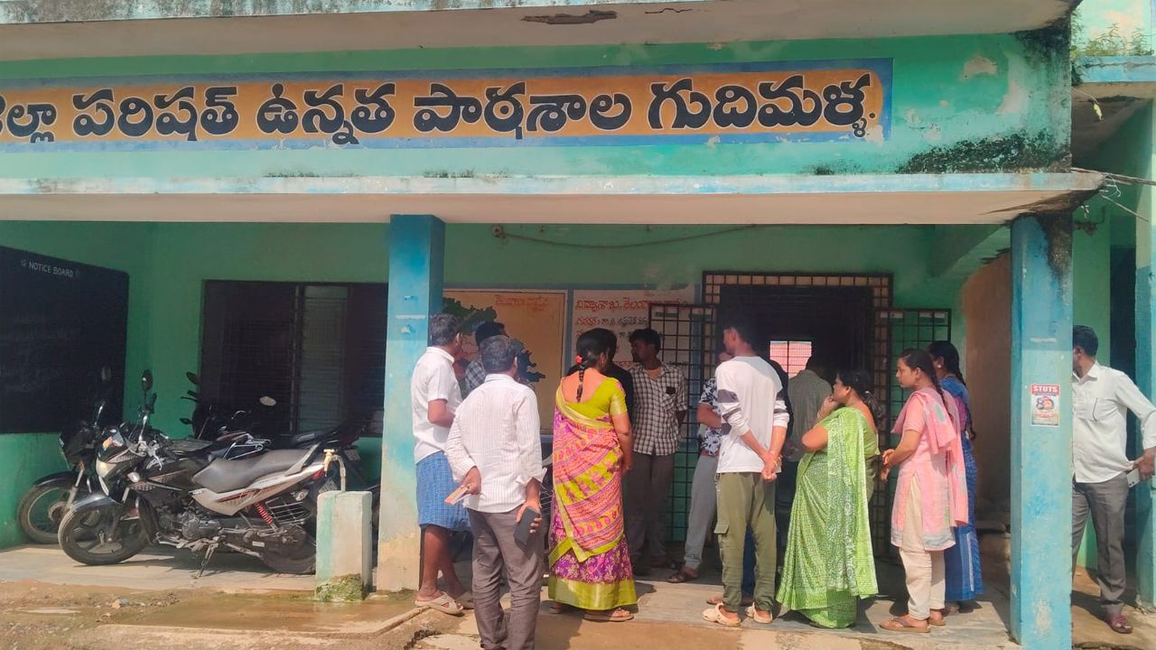 విద్యార్థినులతో గవర్నమెంట్ టీచర్ కీచక చేష్టలు.. ఫిర్యాదు చేసినా చర్యలు లేకపోవడంపై తల్లిదండ్రుల ఆగ్రహం