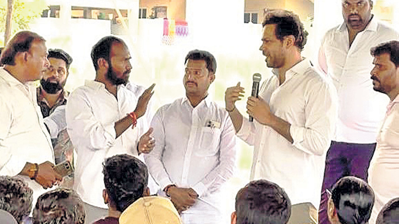 రోడ్డు విస్తరణ చేపట్టాలని బీఆర్‌ఎస్‌ ధర్నా