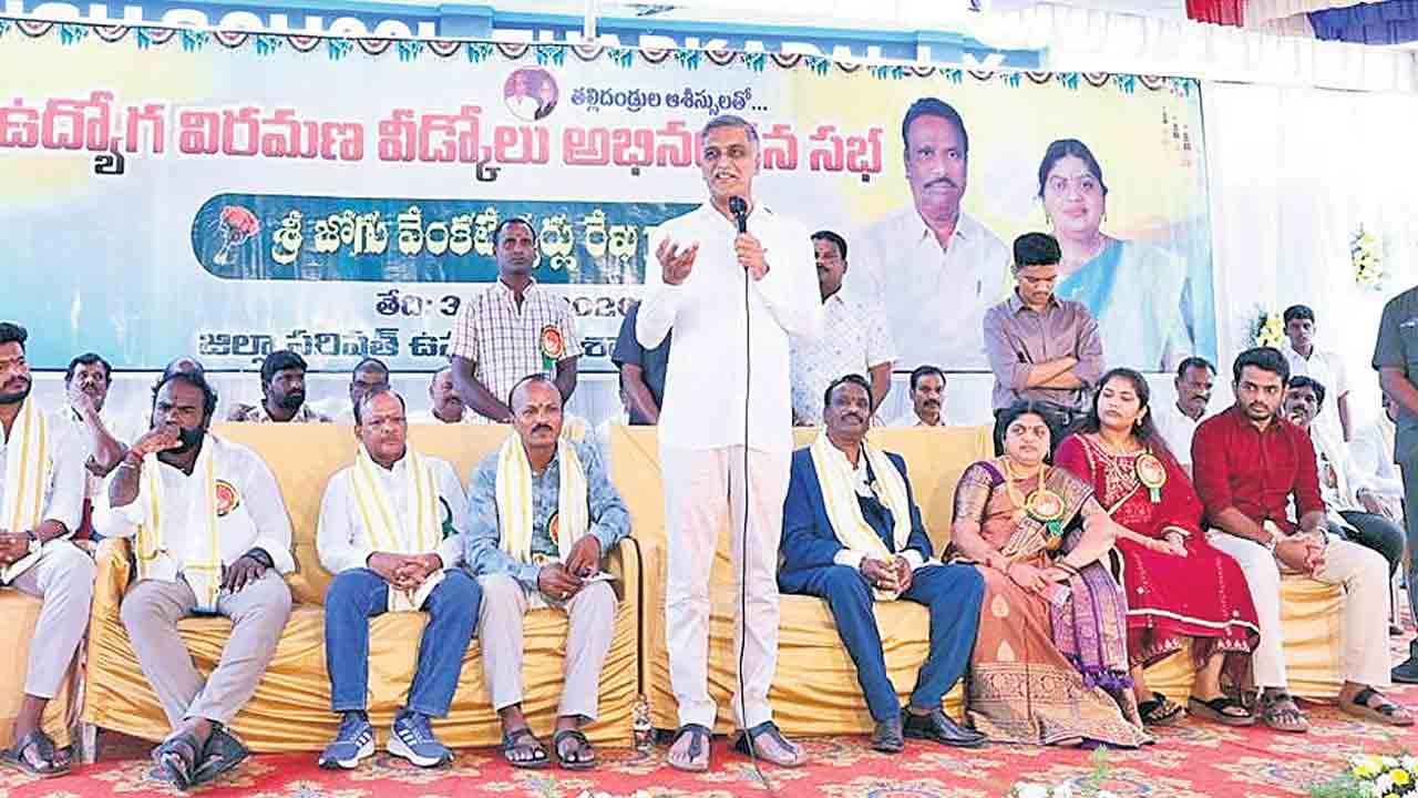 బడుల మూసివేతకు సర్కార్‌ కుట్ర