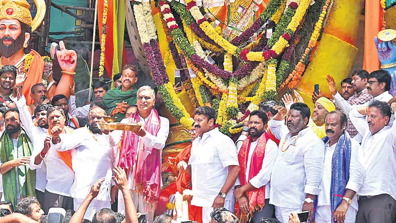 మహాగణపతిని దర్శించుకున్న హరీశ్‌రావు, తలసాని
