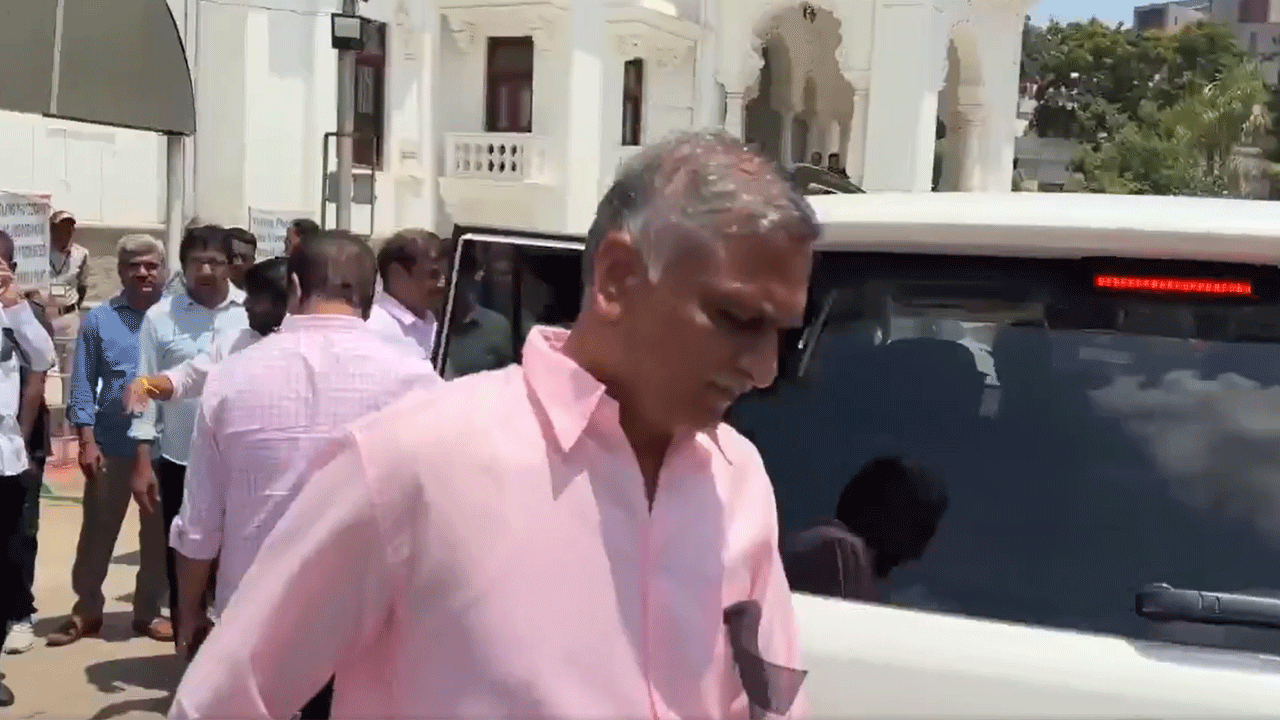 BRS vs Congress | అసెంబ్లీ నుంచి నేరుగా కేసీఆర్ ఫామ్ హౌస్‌కు బయలుదేరిన కేటీఆర్‌, హరీష్‌రావు.. Video