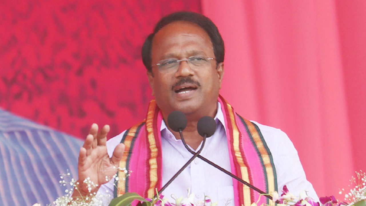 House Arrest | జూరాల ప్రాజెక్టుకు వెళ్లకుండా అడ్డుకున్న పోలీసులు..మాజీ మంత్రి డా.సి.లక్ష్మారెడ్డి హౌస్ అరెస్ట్‌